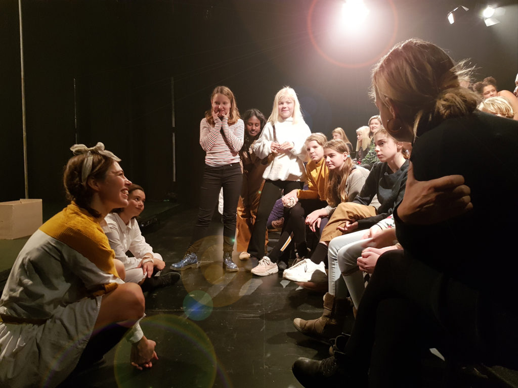 Skuespillerne på Mælkebøttereglementet møder det unge publikum til en snak efter forestillingen. Foto: Teatret Zeppelin
