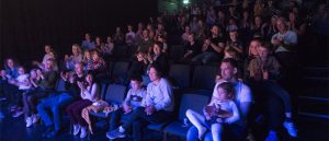 Publikum i teatersalen til premieren på Mio, min Mio 2020