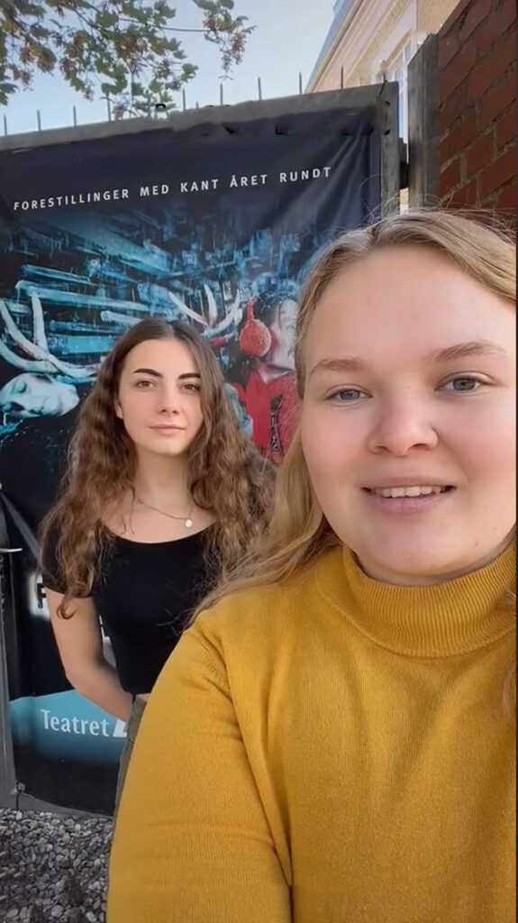 Praktikant Christina og SoMe-medarbejder Melissa foran Teatret Zeppelin i forbindelse med optagelse af ny TikTok-video for teatret